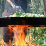 Gemüsepfanne beim Erntefest im bauerngarten